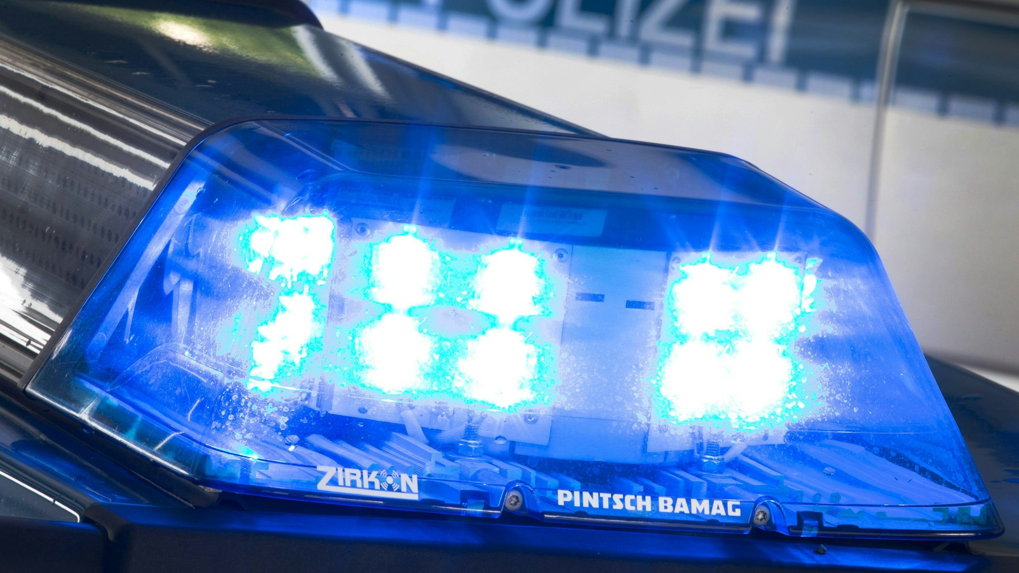 Nach dem Raub einer Goldkette vom Hals einer Seniorin stellte die Polizei einen Tatverdächtigen in Sülz.