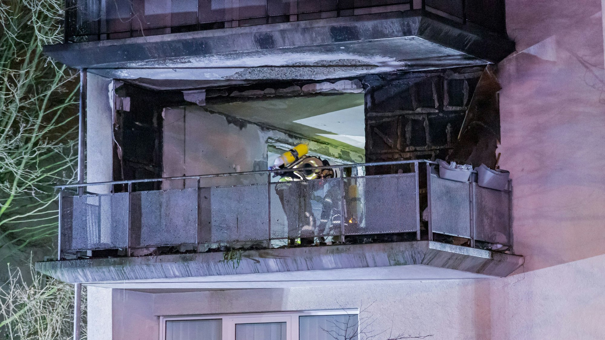 Vollkommen ausgebrannt ist die Wohnung im ersten Stock des Mehrfamilienhauses in der Tiefentalstraße.