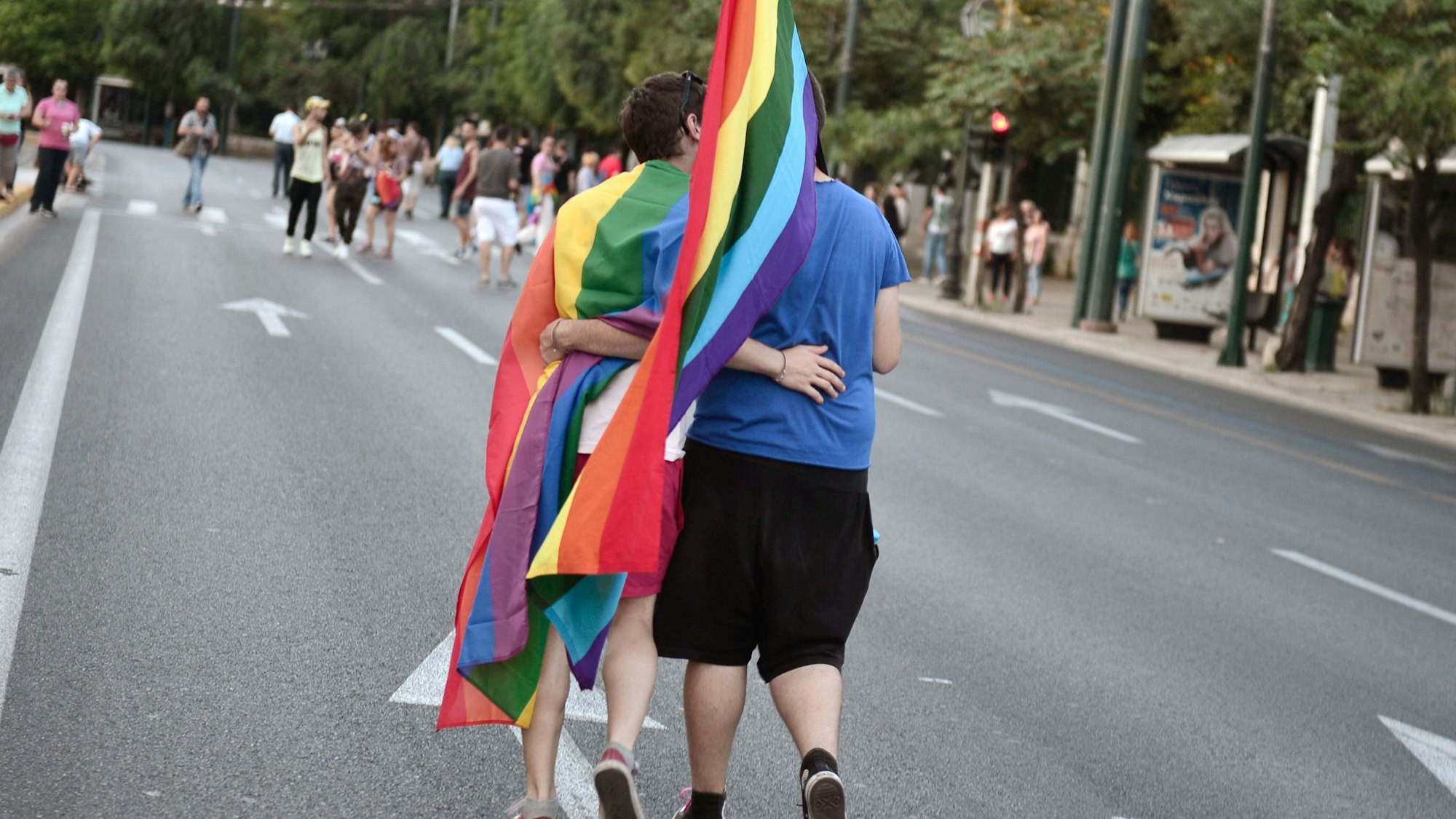 Während der järhlichen Gay-Pride-Parade in Athen laufen Teilnehmer über die Straße und umarmen sich.