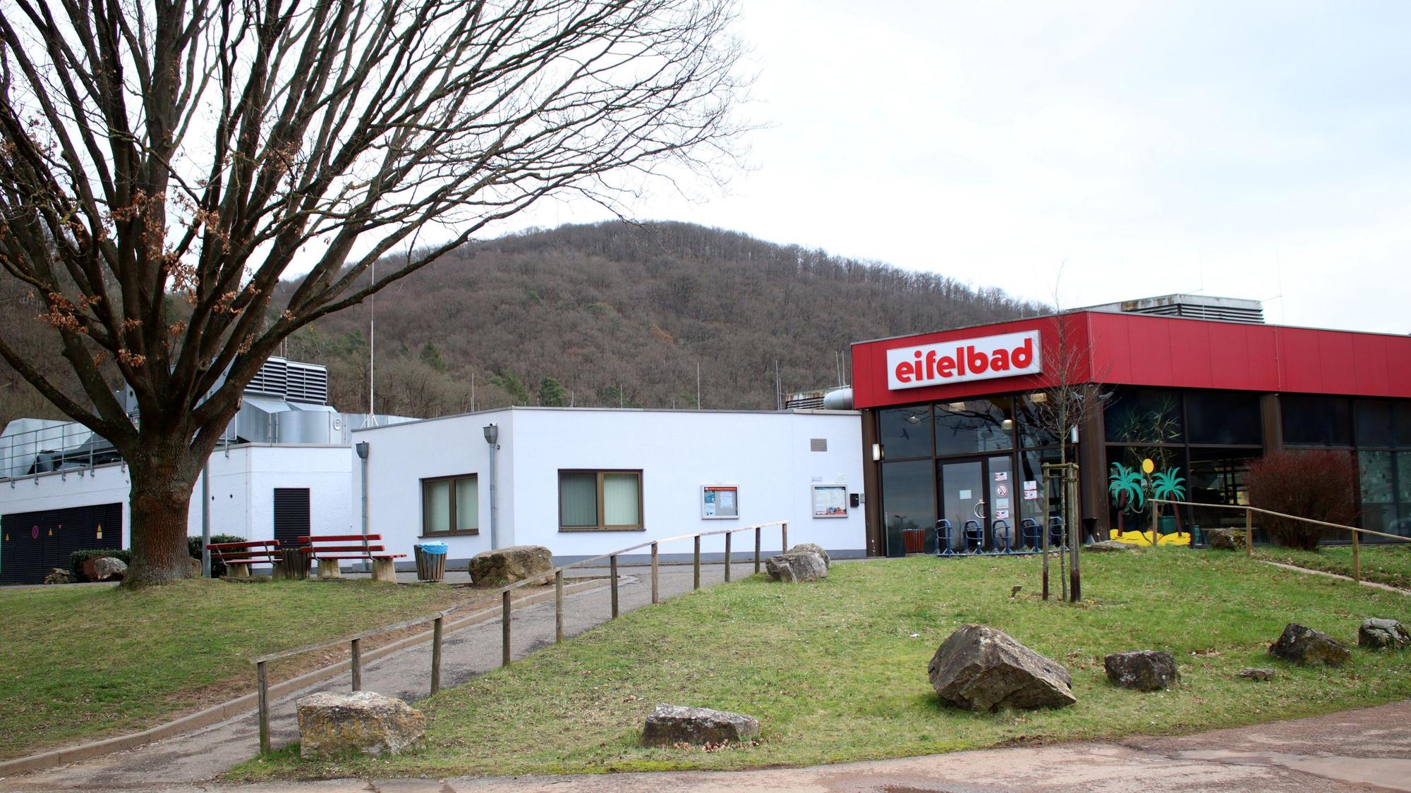 Außenansicht des Eifelbads mit dem angebauten Saunabereich.