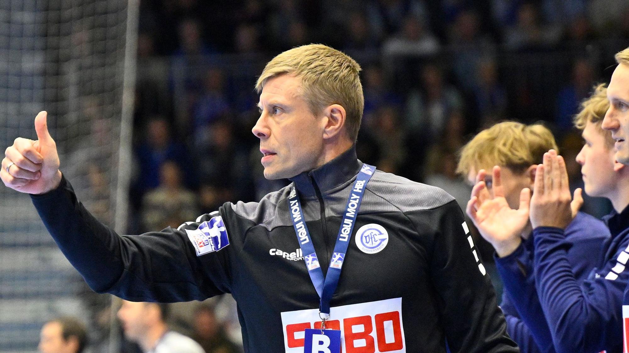 Blick auf einen Handballtrainer und Auswechselspieler