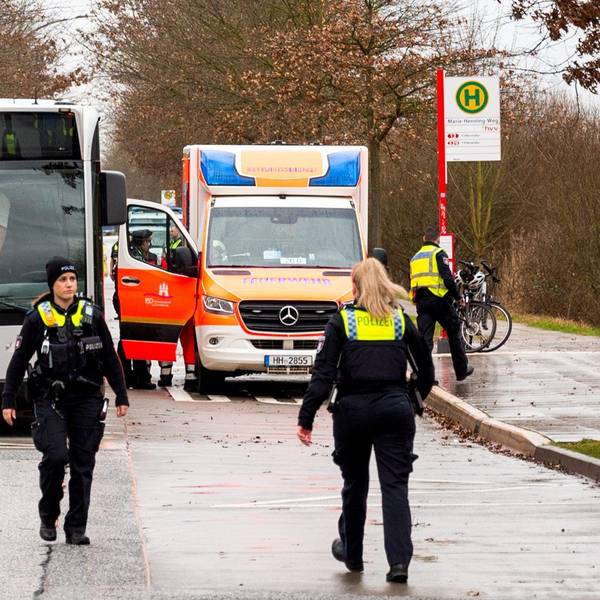 16.02.2024, Hamburg: Einsatzkräfte stehen im Stadtteil Neuallermöhe an einer Unfallstelle.