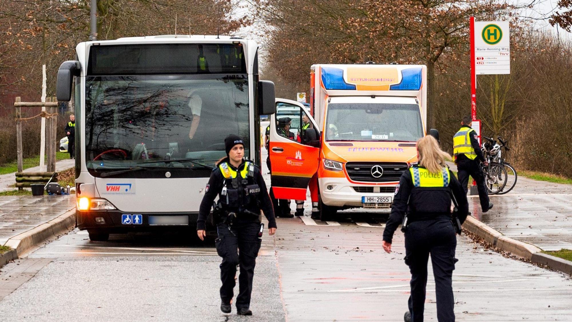 16.02.2024, Hamburg: Einsatzkräfte stehen im Stadtteil Neuallermöhe an einer Unfallstelle.