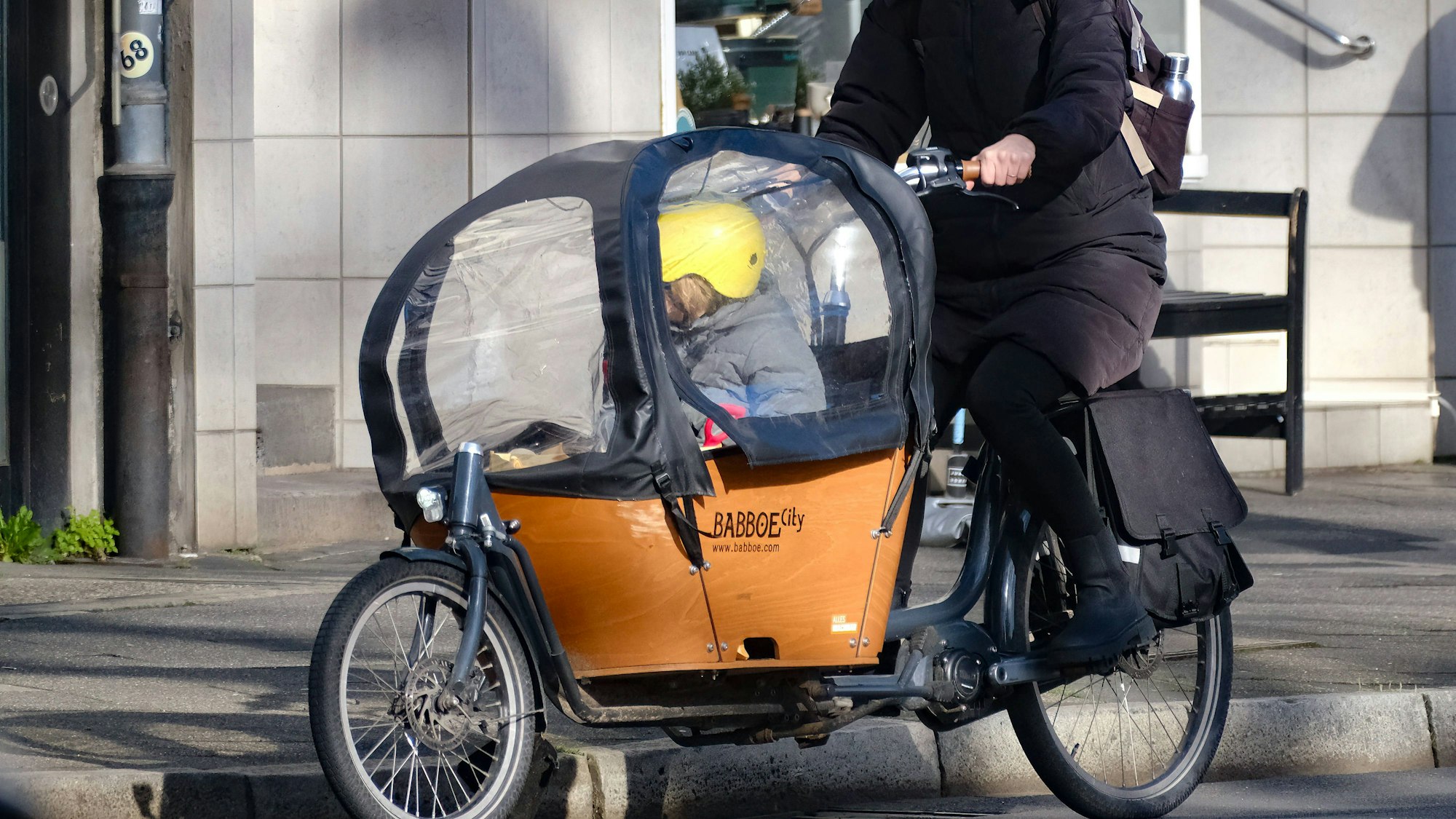 Ein Kind sitzt in einem Lastenrad von Babboe. (Symbolbild)