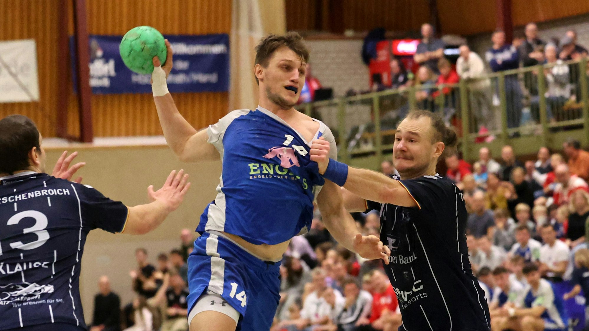 Ein Handballer wirft einen Ball.