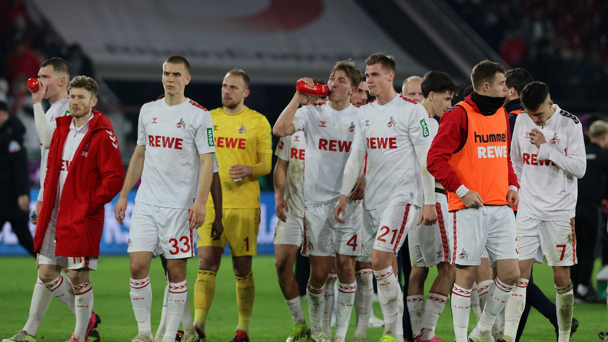 Die FC-Spieler nach der Heimniederlage gegen Werder Bremen.