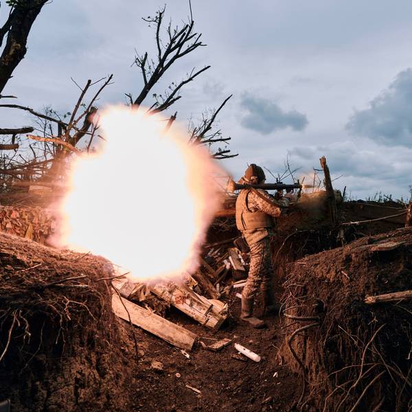 Ein ukrainischer Soldat feuert eine Panzerfaust auf russische Stellungen an der Frontlinie in der Nähe von Awdijiwka in der Region Donezk ab. (Archivbild)