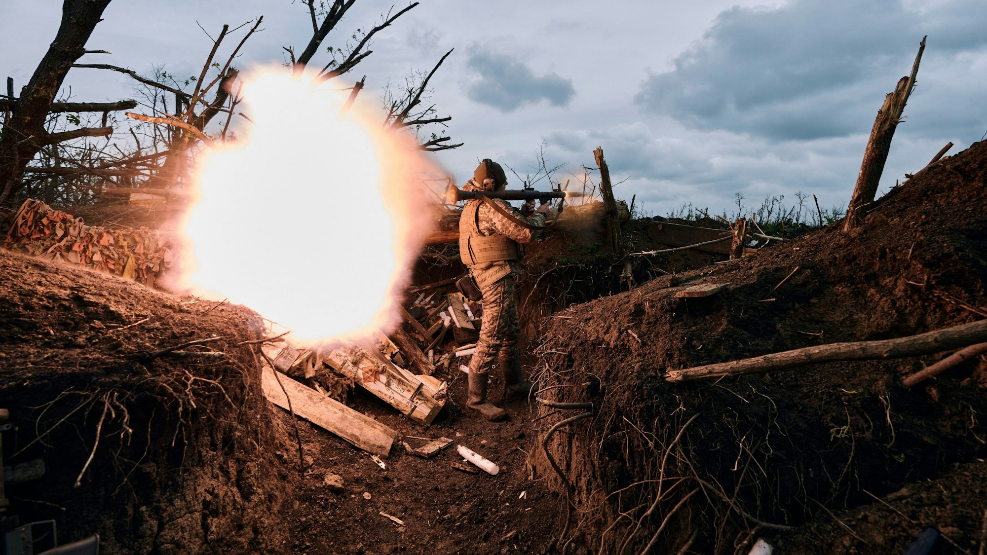 Ein ukrainischer Soldat feuert eine Panzerfaust auf russische Stellungen an der Frontlinie in der Nähe von Awdijiwka in der Region Donezk ab. (Archivbild)