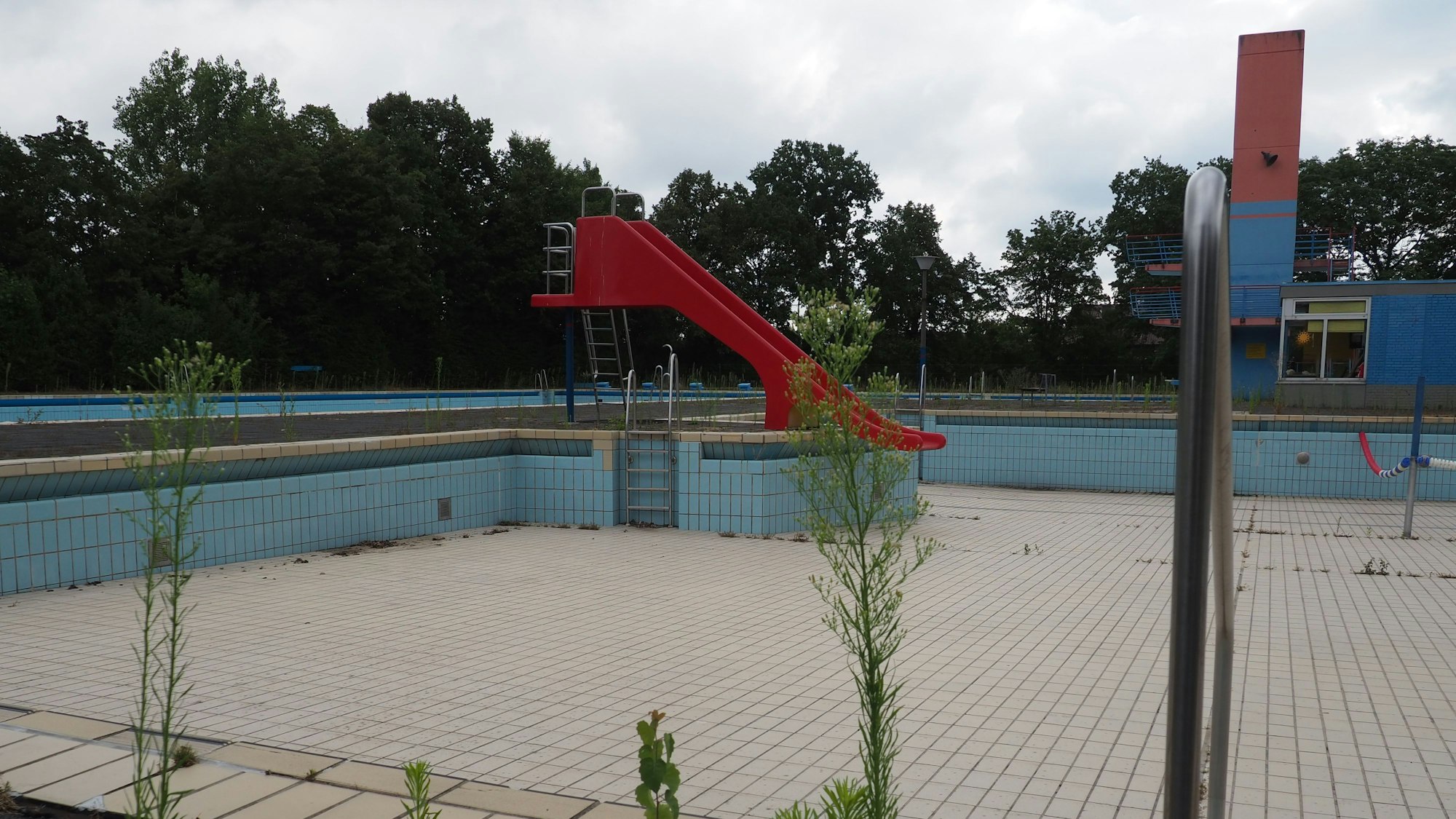 Zu sehen ist das Freibad Lechenich.