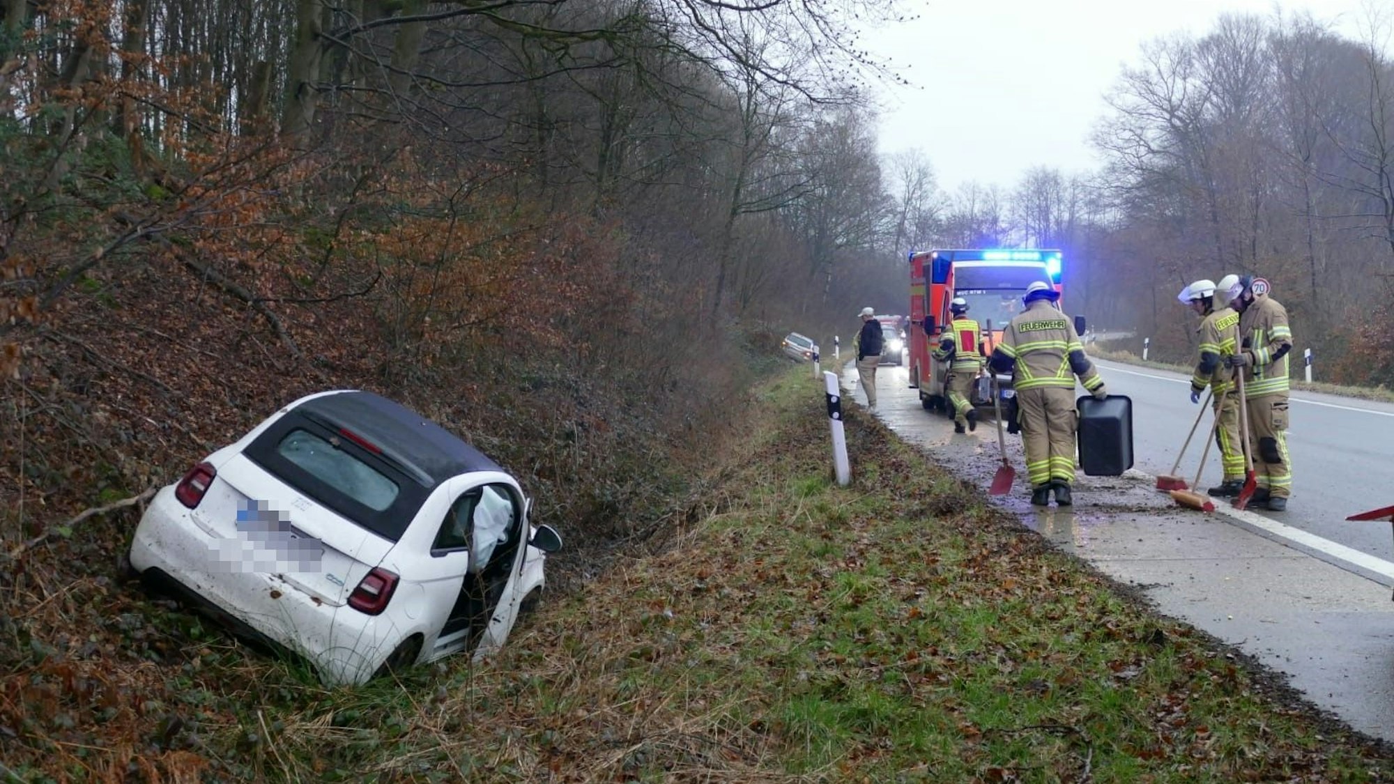 Zwei Autos landeten nach einem Unfall in Much im Straßengraben.