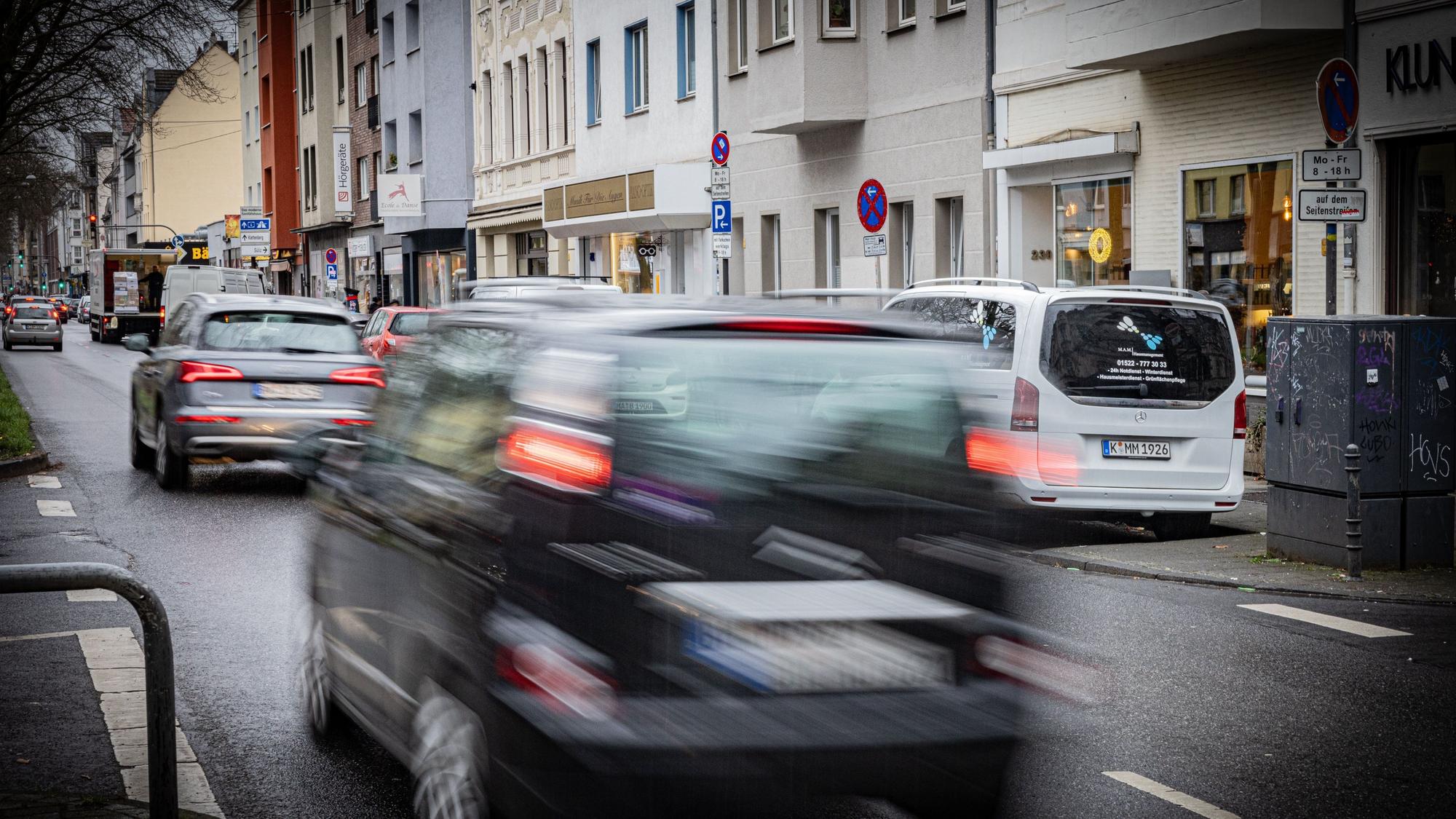 Autos fahren auf der Luxemburger Straße in Köln.