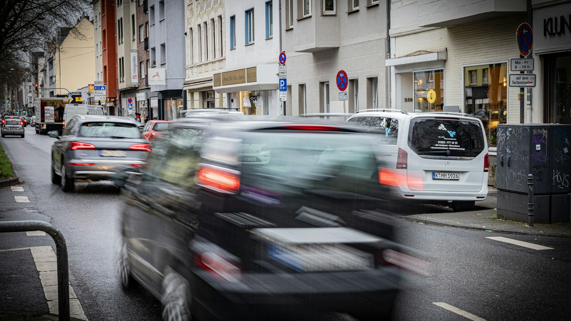 Autos fahren auf der Luxemburger Straße in Köln.