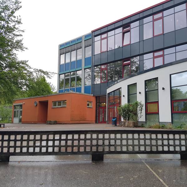 Die Bodelschwingh-Schule in Alt-Hürth mit dem Schulhof.