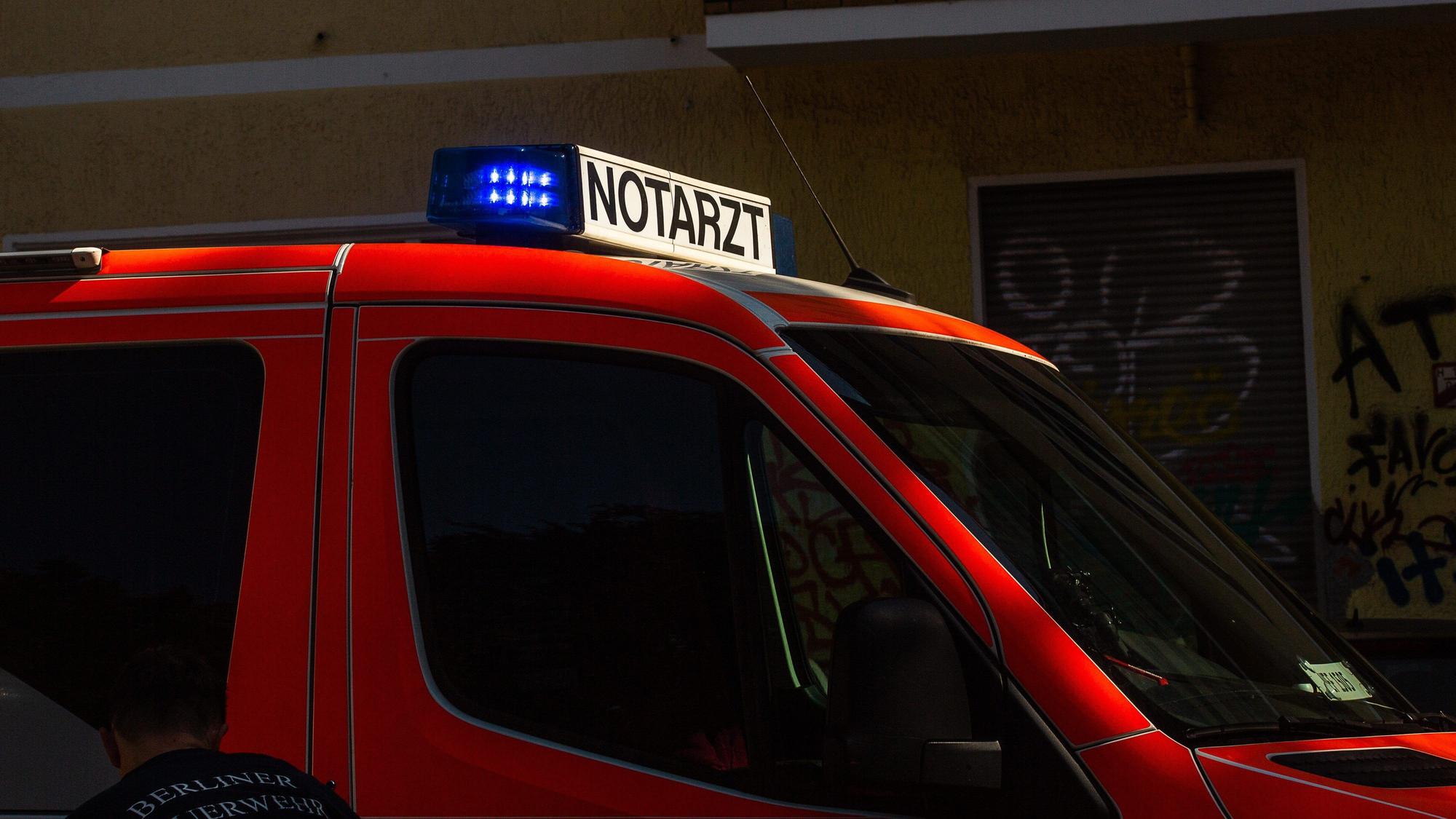 Ein Rettungswagen steht an einem Einsatzort. (Archivbild)
