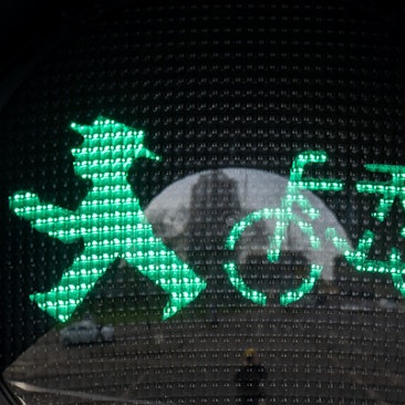 Eine Fußgänger- und Radfahrerampel leuchtet (Symbolbild)