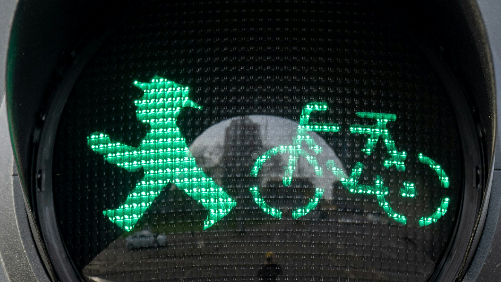 Eine Fußgänger- und Radfahrerampel leuchtet (Symbolbild)