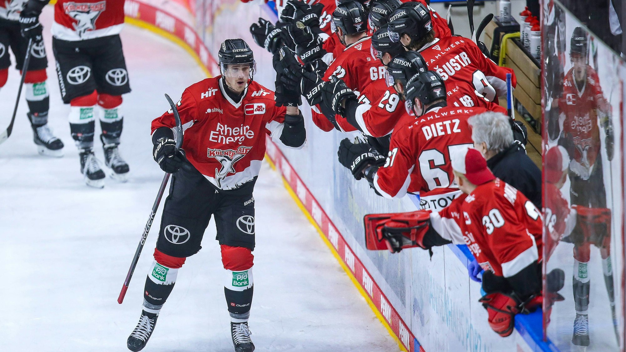 16.02.2024, Köln, Eishockey, Penny DEL, 46. Spieltag, Lanxess-Arena, Kölner Haie - Löwen Frankfurt: Torjubel nach dem 1:2 durch Louis-Marc Aubry Kölner Haie Nordrhein-Westfalen Deutschland *** 16 02 2024, Cologne, Ice field hockey, Penny DEL, Matchday 46, Lanxess Arena, Kölner Haie Löwen Frankfurt Goal celebration after the 1-2 by Louis Marc Aubry Kölner Haie North Rhine-Westphalia Germany