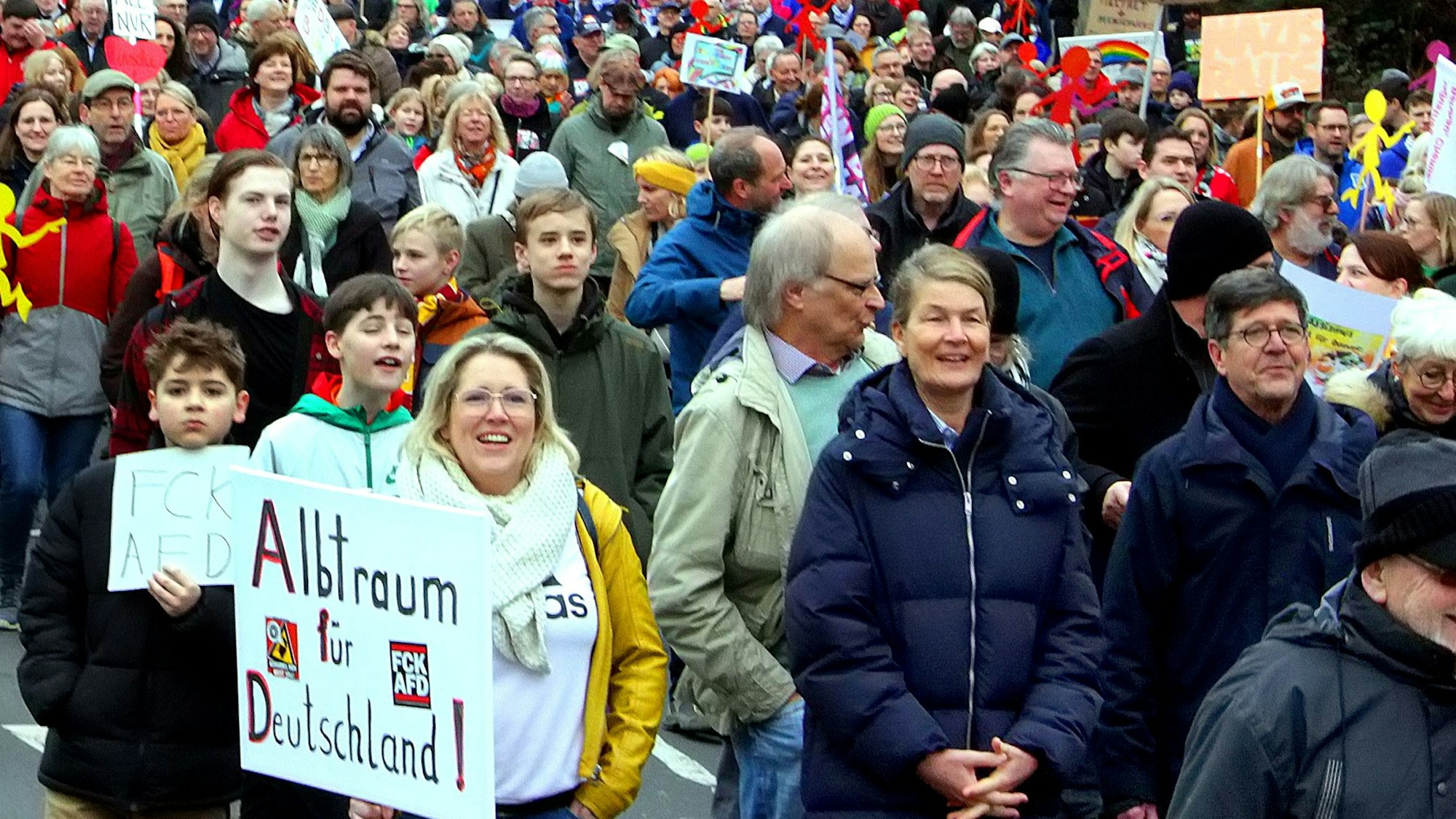In Vielfalt geeint: Dutzende Organisationen und viele einzelne Bürgerinnen und Bürger zeigten auf dem Bedburger Schlossplatz Flagge für ein gutes Miteinander.