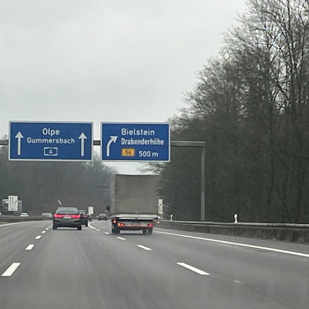 Schilder weisen den Verkehrsteilnehmern auf der A4 den Weg.