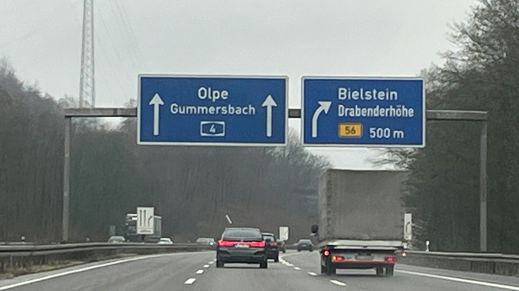 Schilder weisen den Verkehrsteilnehmern auf der A4 den Weg.