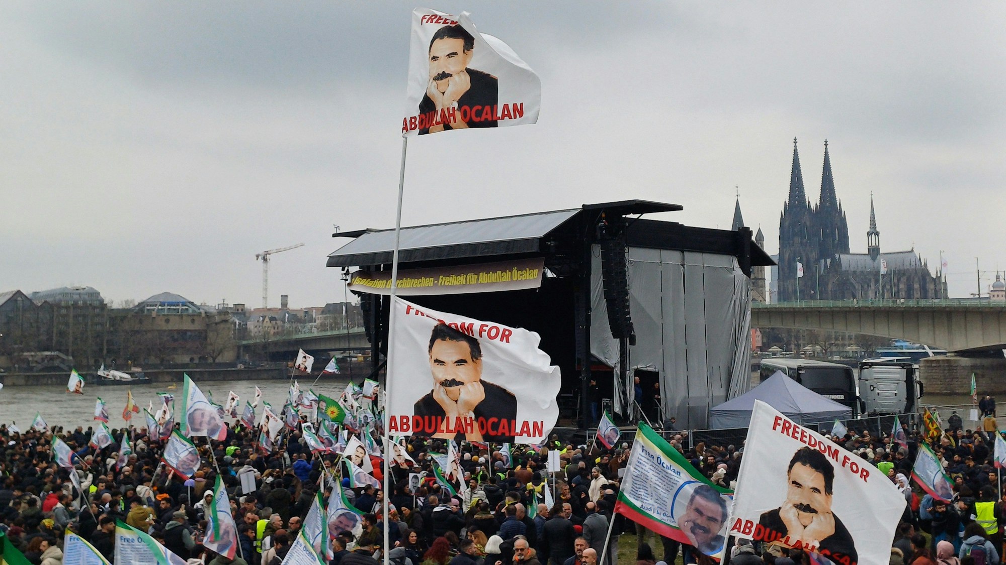 Demonstranten auf der Deutzer Werft