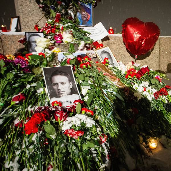 St. Petersburg: Blick auf eine spontane Veranstaltung zum Gedenken an den verstorbenen russischen Oppositionellen Nawalny, die am Denkmal für die Opfer politischer Repressionen am Woskresenskaja-Ufer stattfindet.