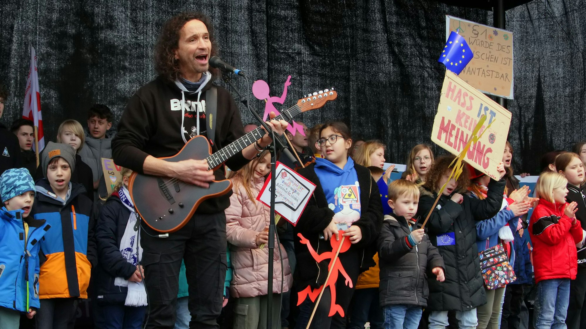 Stephan Brings sorgte 2024 für Gänsehautgefühle, als er bei einer Demonstration gegen Rechtsextremismus mit Bedburger Kindern und Jugendlichen ein kölsches Halleluja anstimmte.