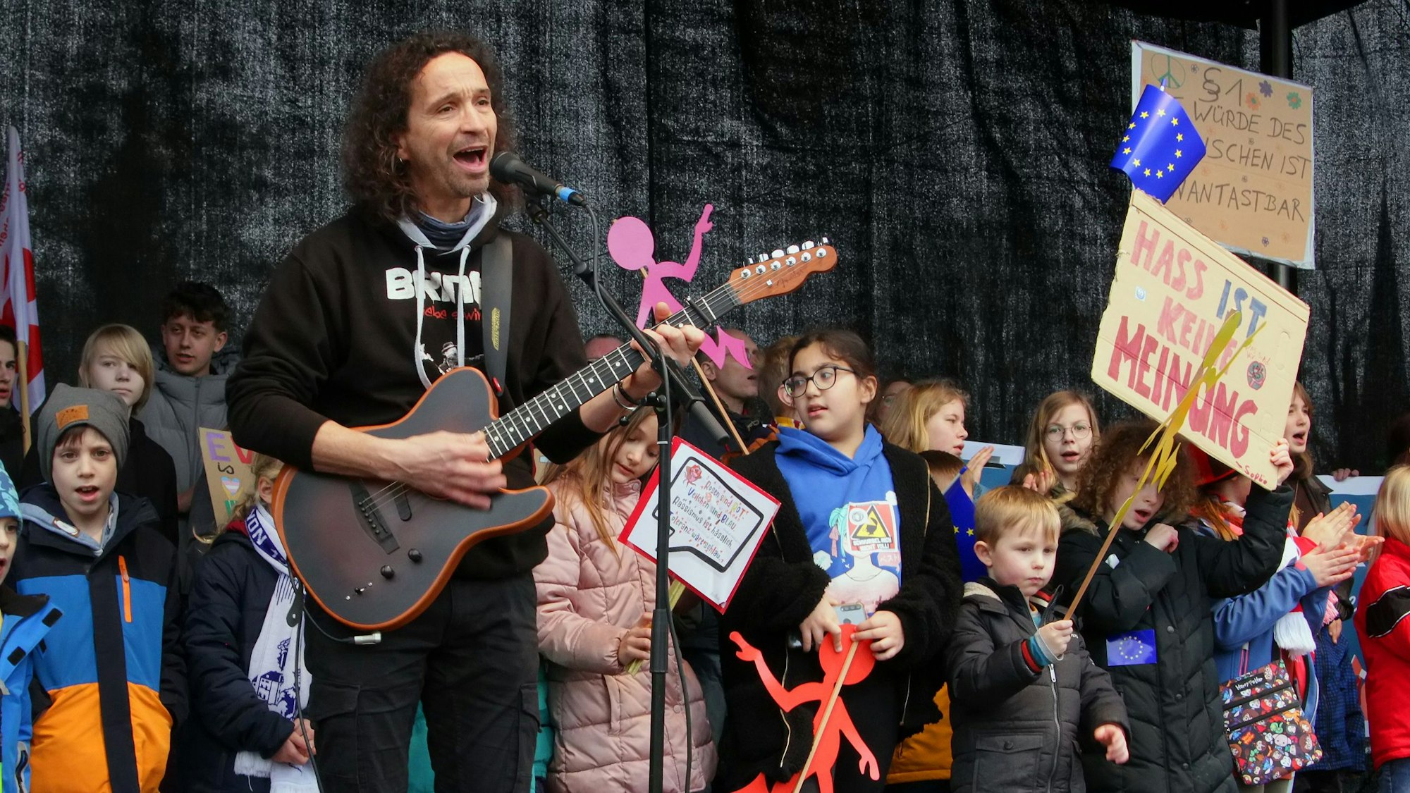 Stephan Brings sorgte für Gänsehautgefühle, als er mit Bedburger Kindern und Jugendlichen ein kölsches Halleluja anstimmte.