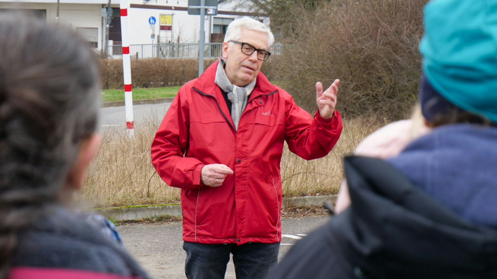 Auf dem Foto ist der CDU-Politiker Gert Lauterbach zu sehen. Er ist Initiator der Müllsammelaktion.