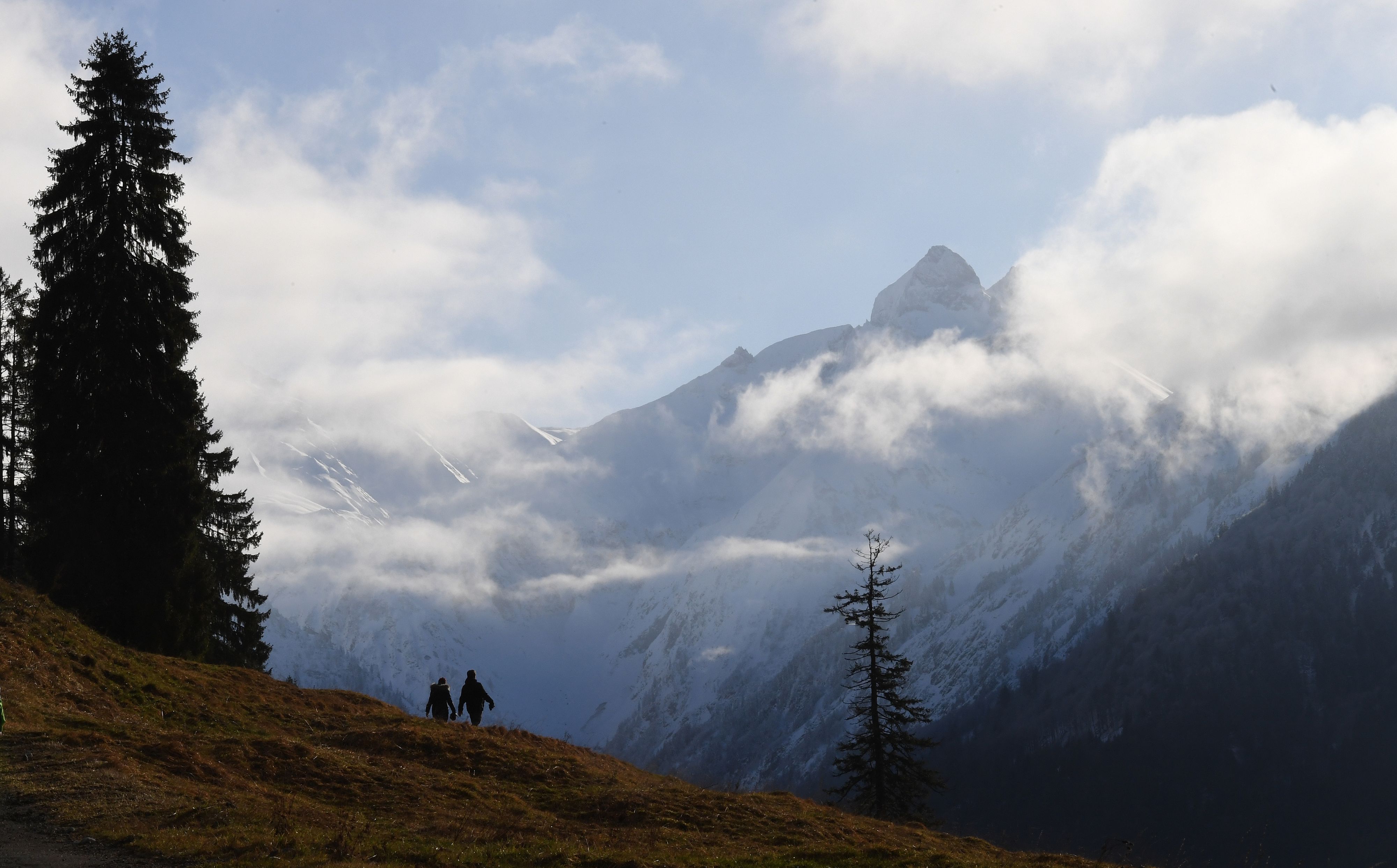 Eine 85-jährige Deutsche ist von einem Wanderweg abgekommen und in die Tiefe gestürzt. Eine Suchaktion endete mit dem Fund der Leiche. (Symbolbild)