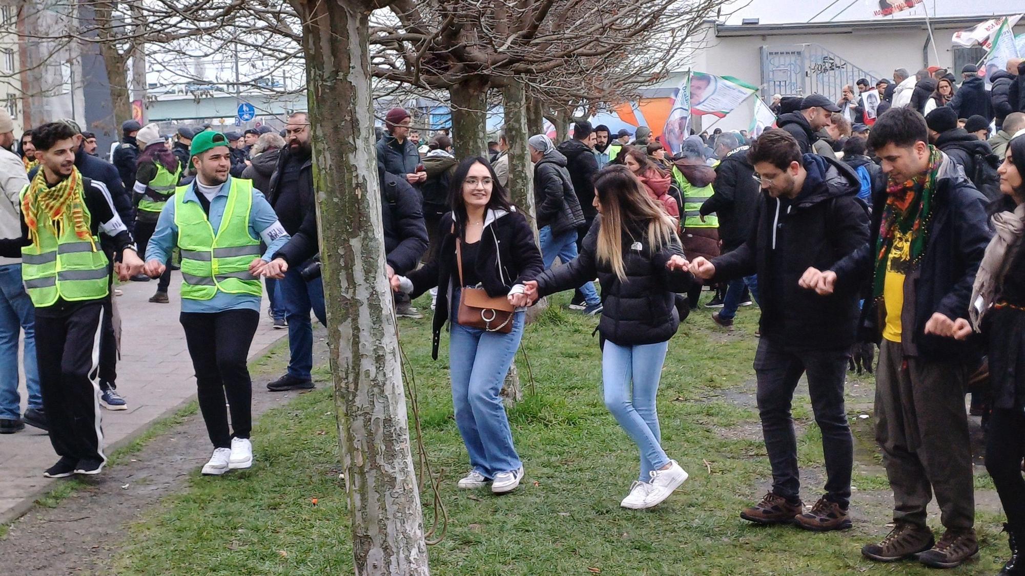 Kölner Demonstrantin Veysel Yaprak (4. von links) stimmt sich mit einem kurdischen Tanz auf die Demonstration ein.