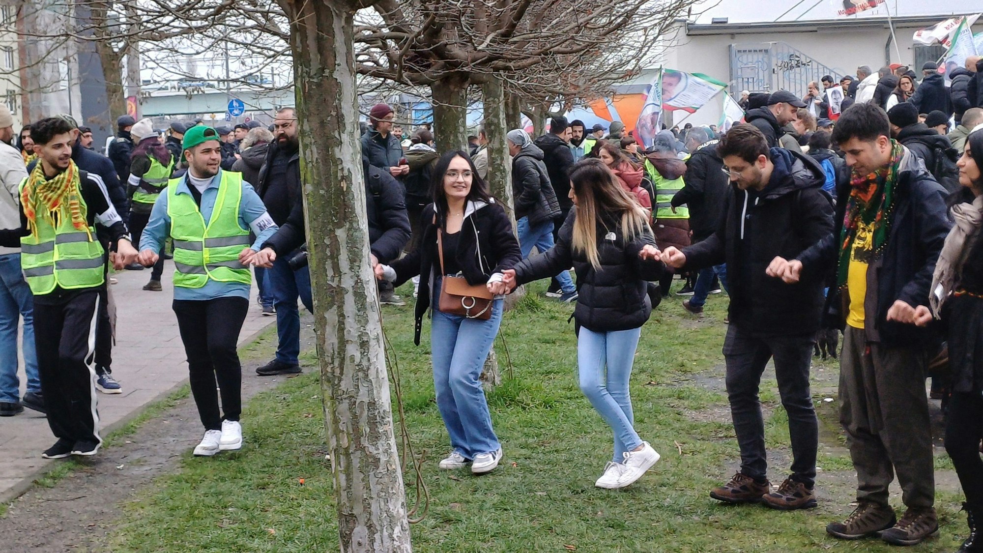 Kölner Demonstrantin Veysel Yaprak (4. von links) stimmt sich mit einem kurdischen Tanz auf die Demonstration ein.