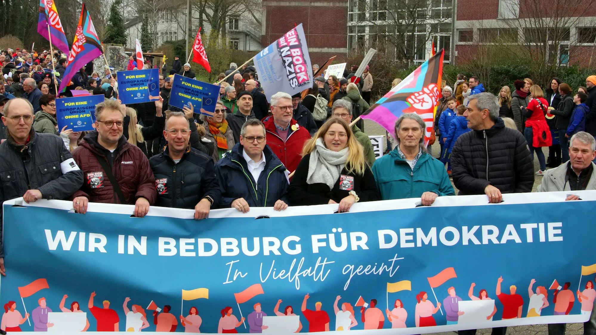 Weit mehr als 1000 Menschen gingen am Samstagmittag in Bedburg fröhlich und friedlich für Demokratie und gegen Rechtsextremismus auf die Straße.