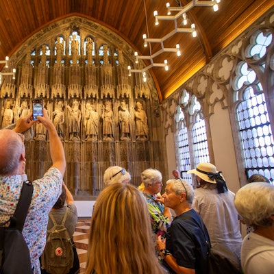 Beim Tag des offenen Denkmals fotografieren Besucher im Hansasaal des Historischen Rathauses zu Köln.
