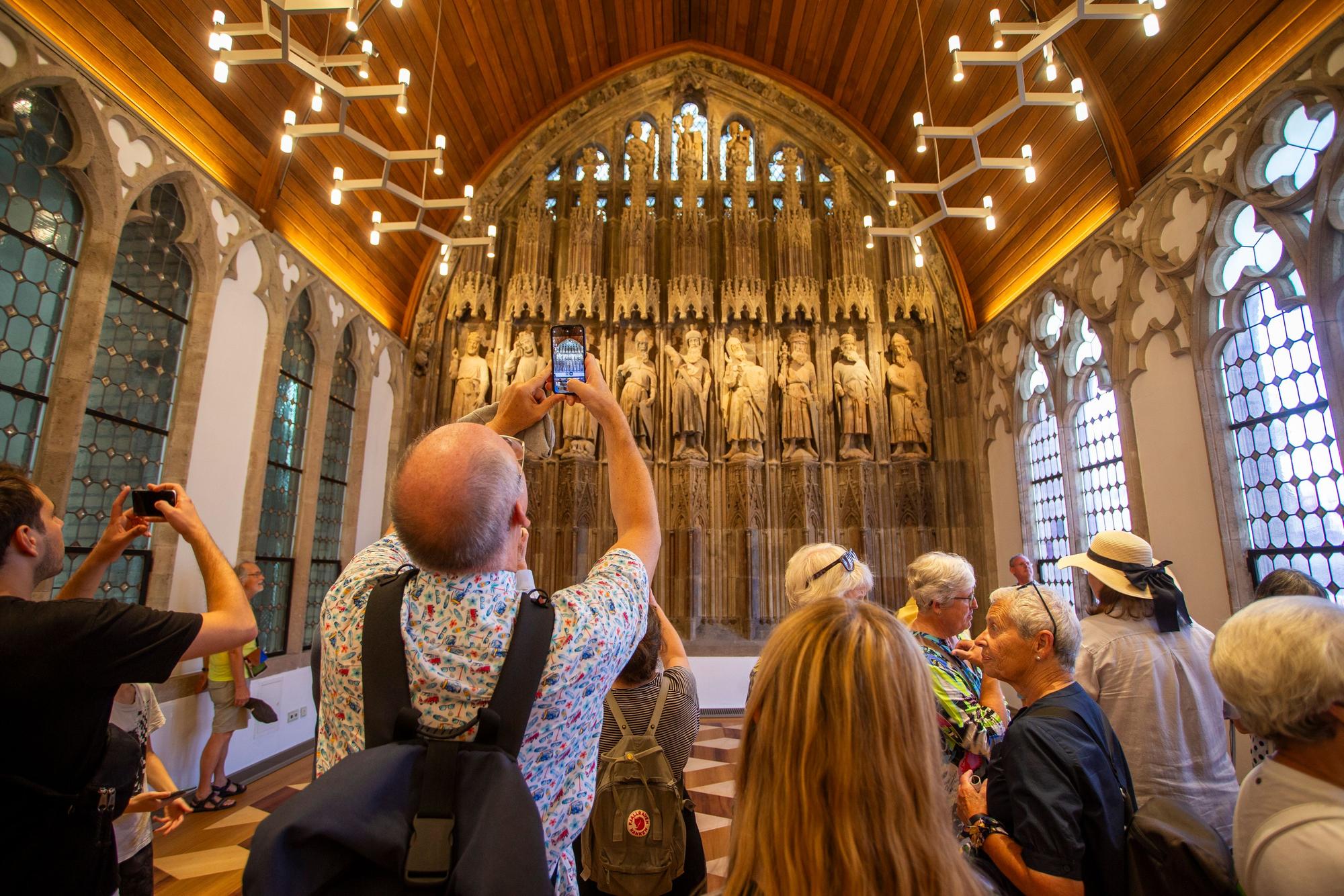 Beim Tag des offenen Denkmals fotografieren Besucher im Hansasaal des Historischen Rathauses zu Köln.