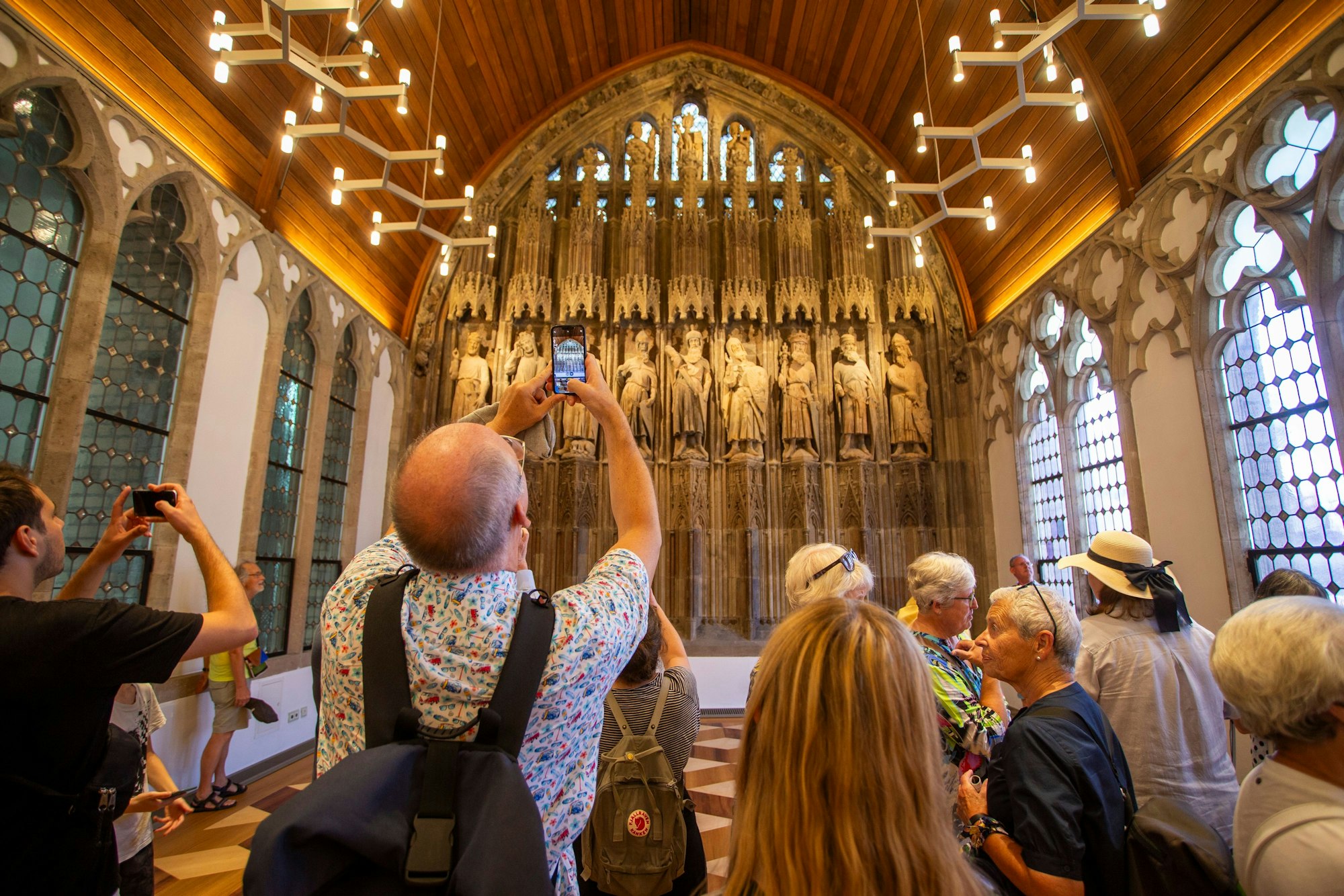 Beim Tag des offenen Denkmals fotografieren Besucher im Hansasaal des Historischen Rathauses zu Köln.