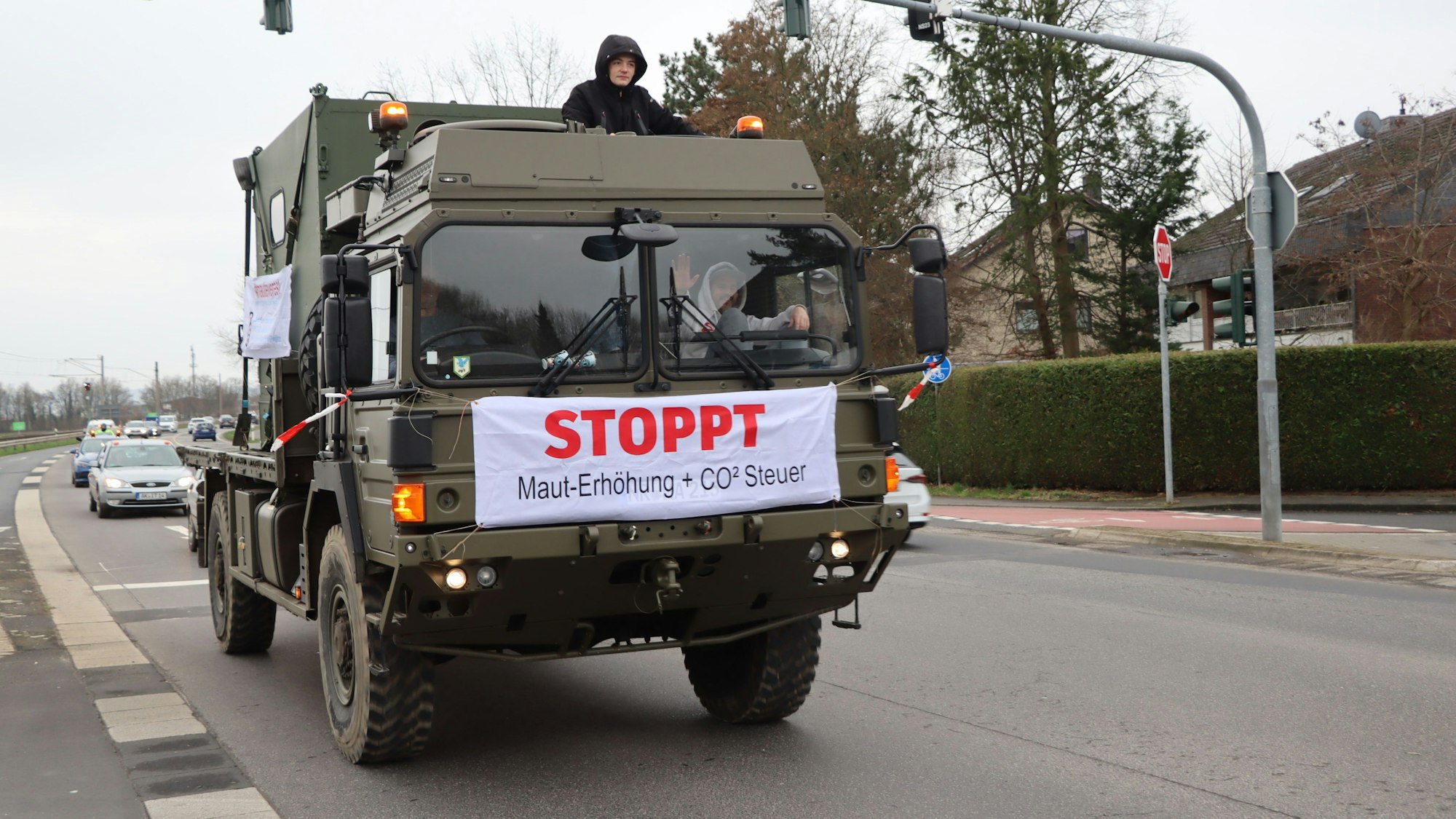Bis kurz vor dem Start haben die Teilnehmer der Demonstration ihre Fahrzeuge noch plakatiert und beschriftet.
