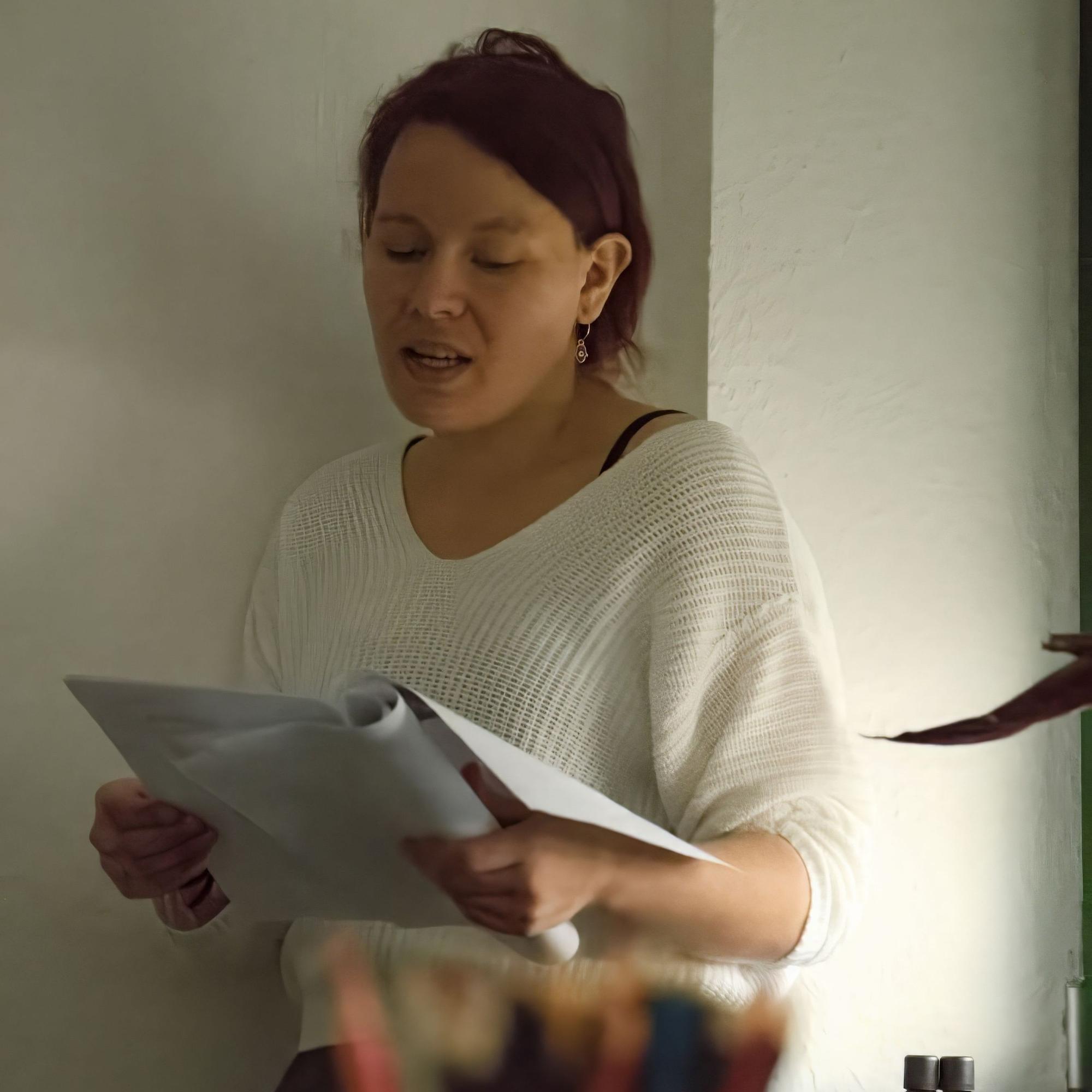 Gianna Balaban liest einen Text von einem Blatt ab.