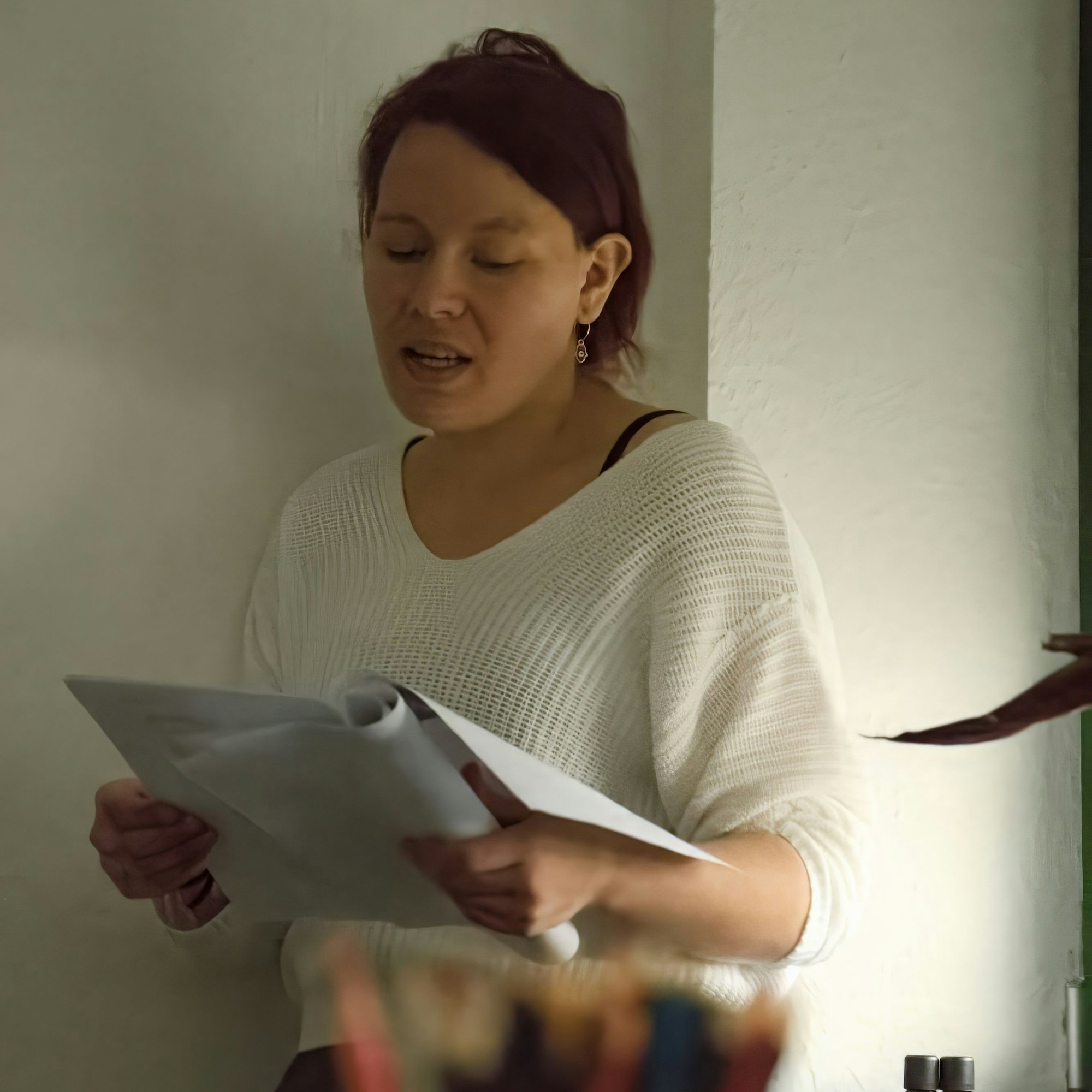 Gianna Balaban liest einen Text von einem Blatt ab.