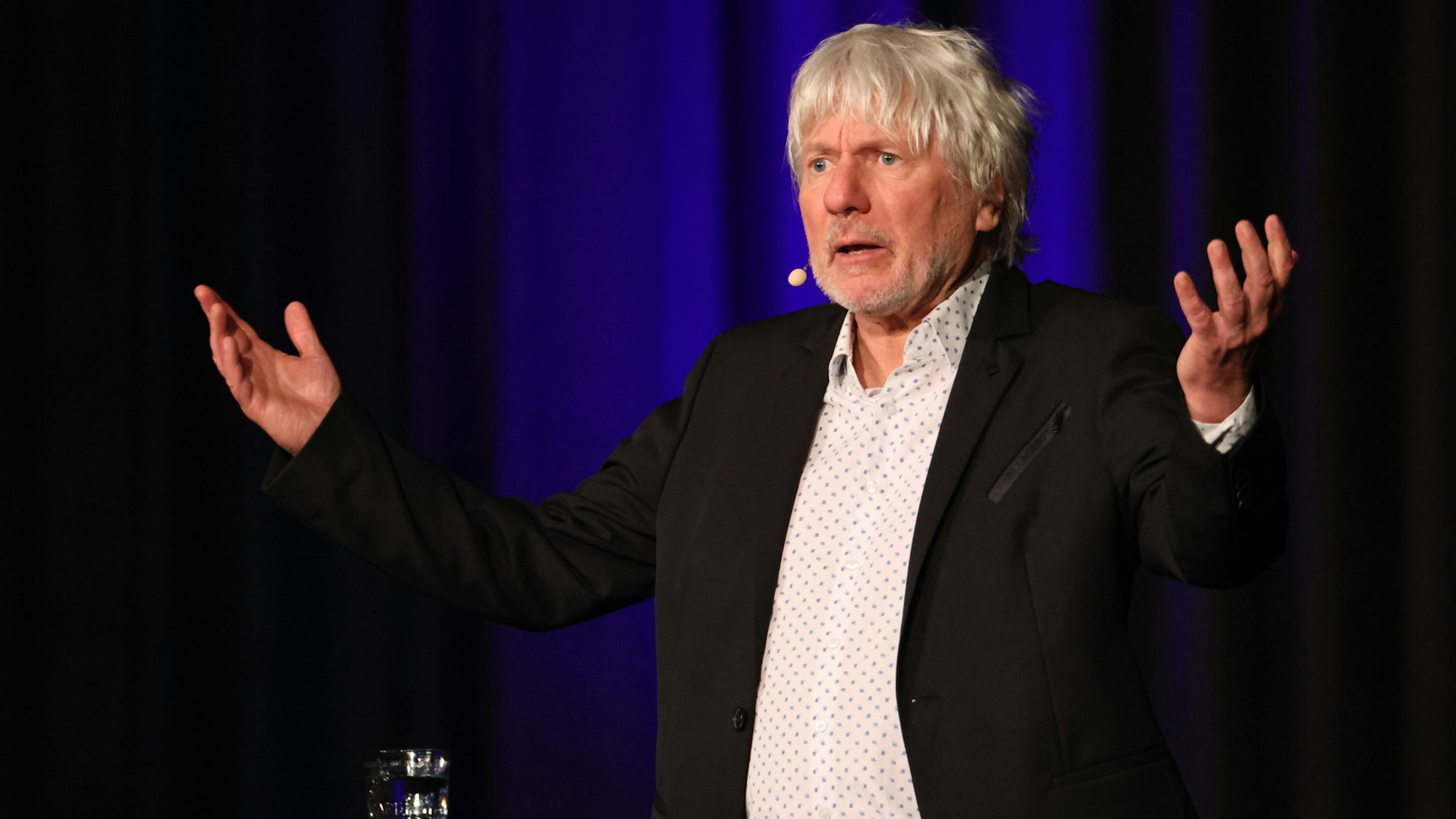 Jürgen Becker in der Aula des Waldbröler Hollenberg-Gymnasiums.