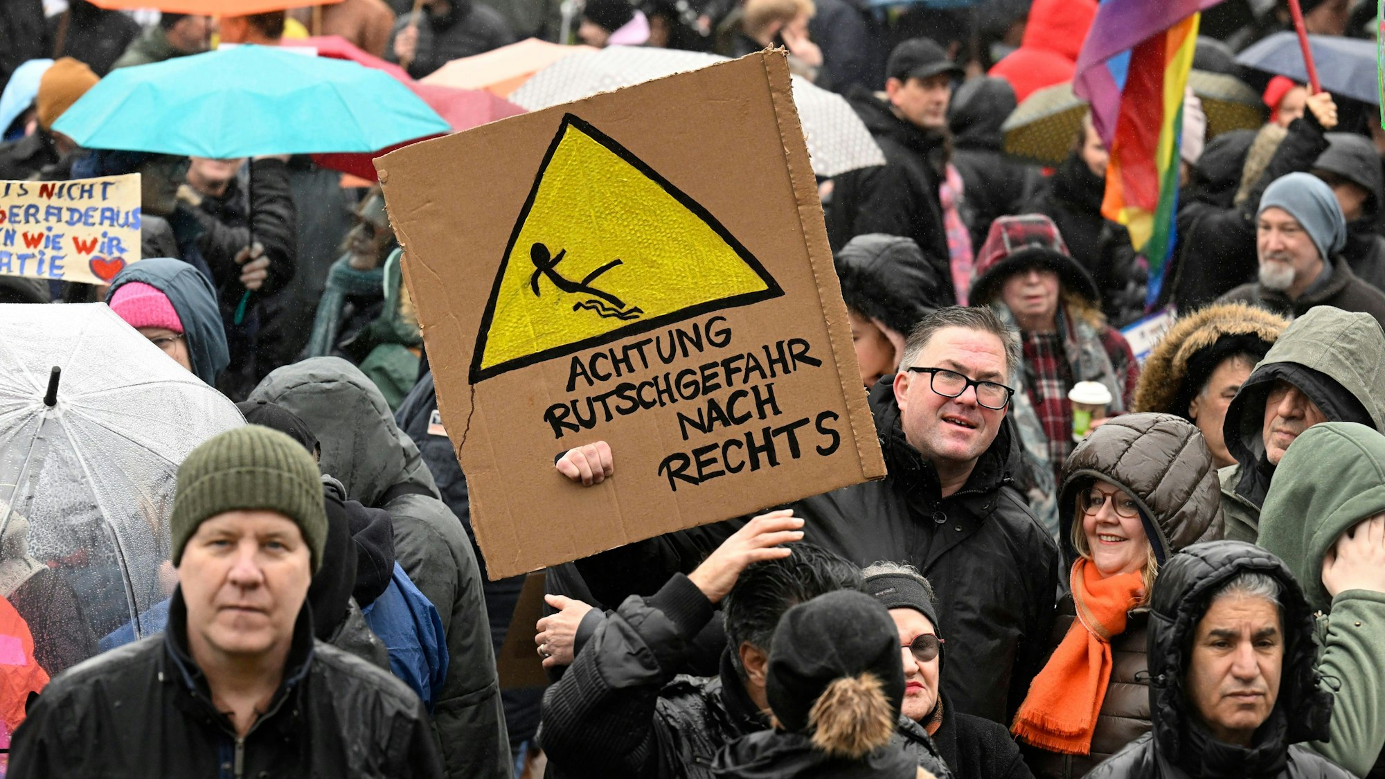 03.02.2024, Nordrhein-Westfalen, Krefeld: Bürger demonstrieren auf dem Platz der Wiedervereinigung gegen Rechtsextremismus. Mit der Demonstration, wollen die Teilnehmer ein Zeichen des Widerstands gegen rechtsextreme Umtriebe setzen. (zu dpa: «Erneut demonstrieren Tausende gegen rechts in NRW») Foto: Roberto Pfeil/dpa +++ dpa-Bildfunk +++