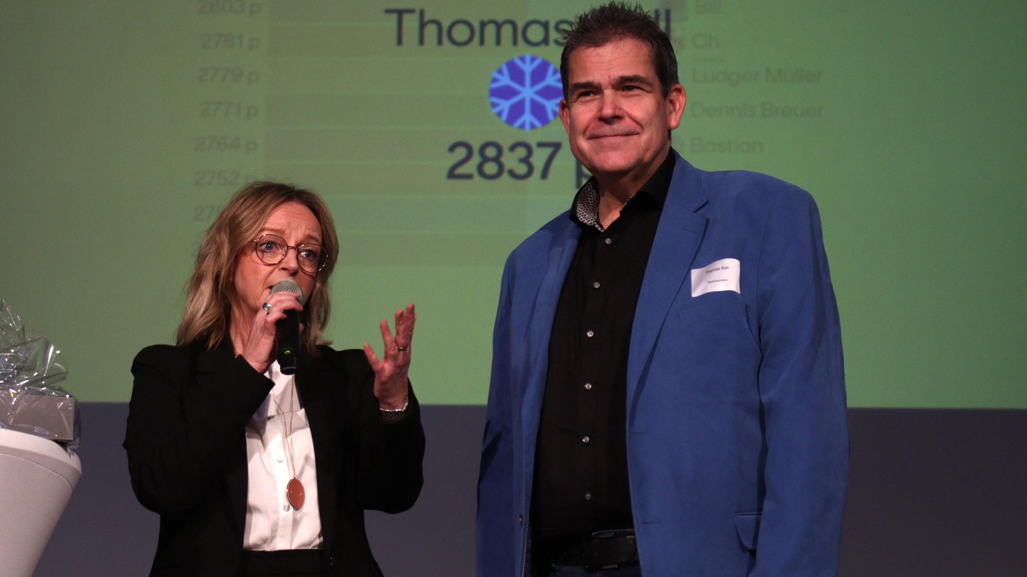 Thomas Bell steht beim Neujahrsempfang 2024 neben Bürgermeisterin Sabine Preiser-Marian.