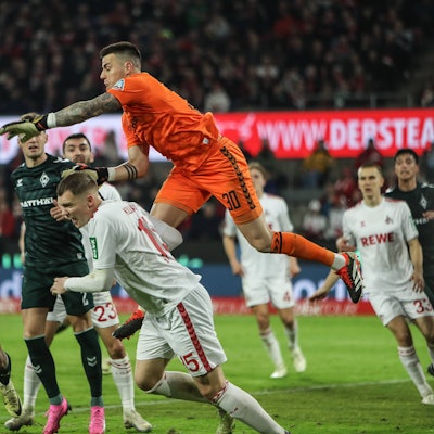 Werder-Keeper Michael Zetterer war FC-Innenverteidiger Luca Kilian im Strafraum mit dem Knie voran in den Rücken gesprungen.