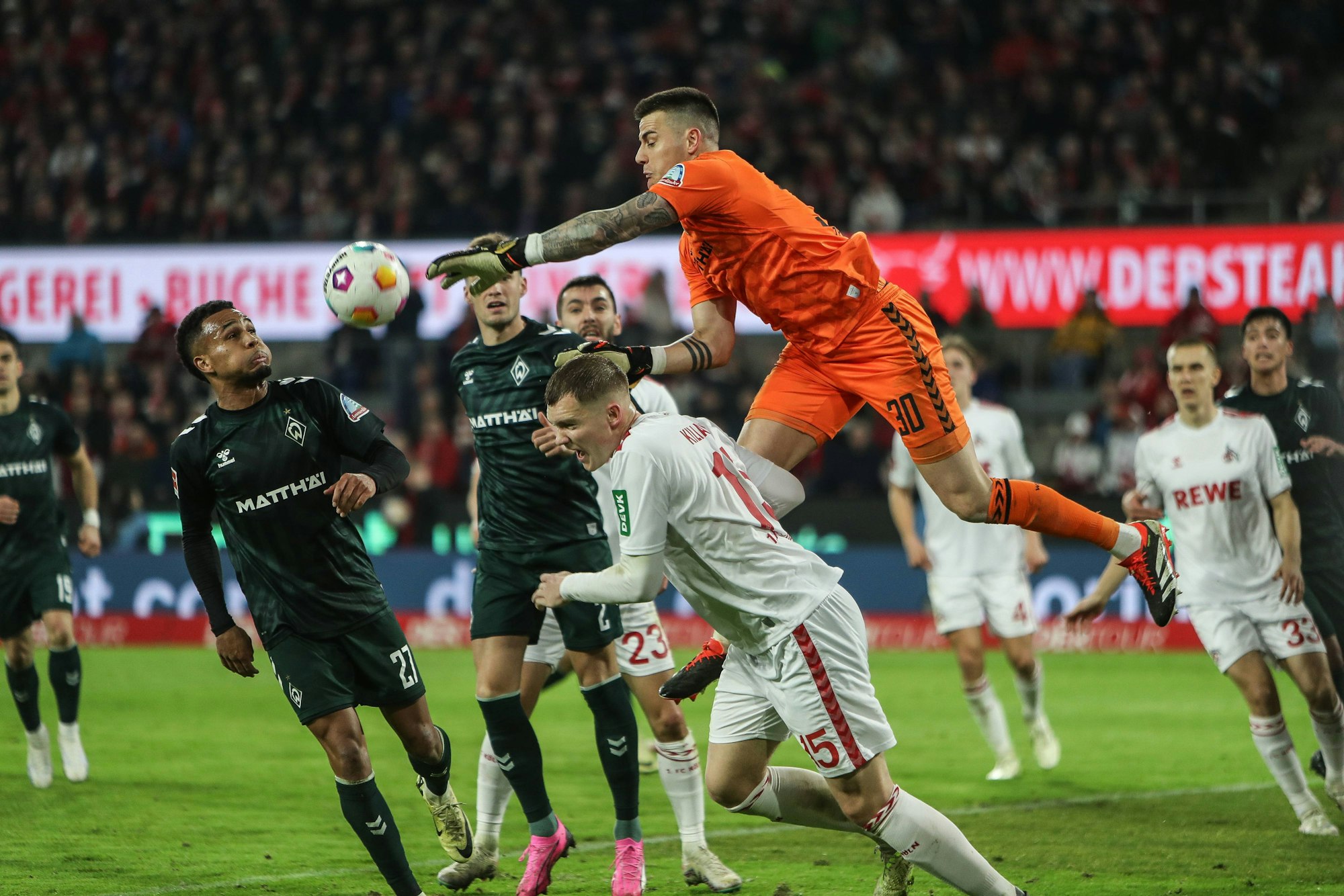 Werder-Keeper Michael Zetterer war FC-Innenverteidiger Luca Kilian im Strafraum mit dem Knie voran in den Rücken gesprungen.