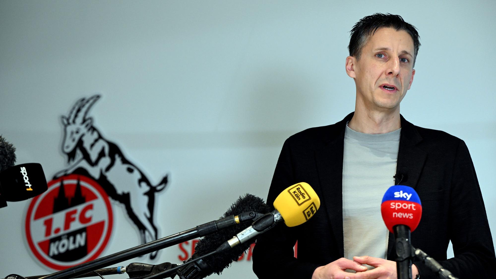 ARCHIV - 02.01.2024, Nordrhein-Westfalen, Köln: Fußball: Bundesliga, Trainingsauftakt 1. FC Köln am Geißbockheim. Christian Keller, Geschäftsführer Sport beim FC Köln, beantwortet Fragen der Journalisten.