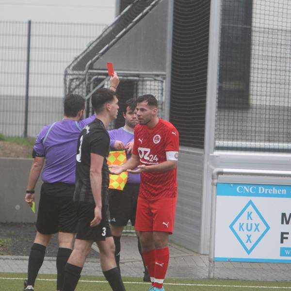 Anel Tabakovic vom 1. FC Niederkassel sieht „Rot“.