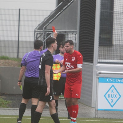 Anel Tabakovic vom 1. FC Niederkassel sieht „Rot“.
