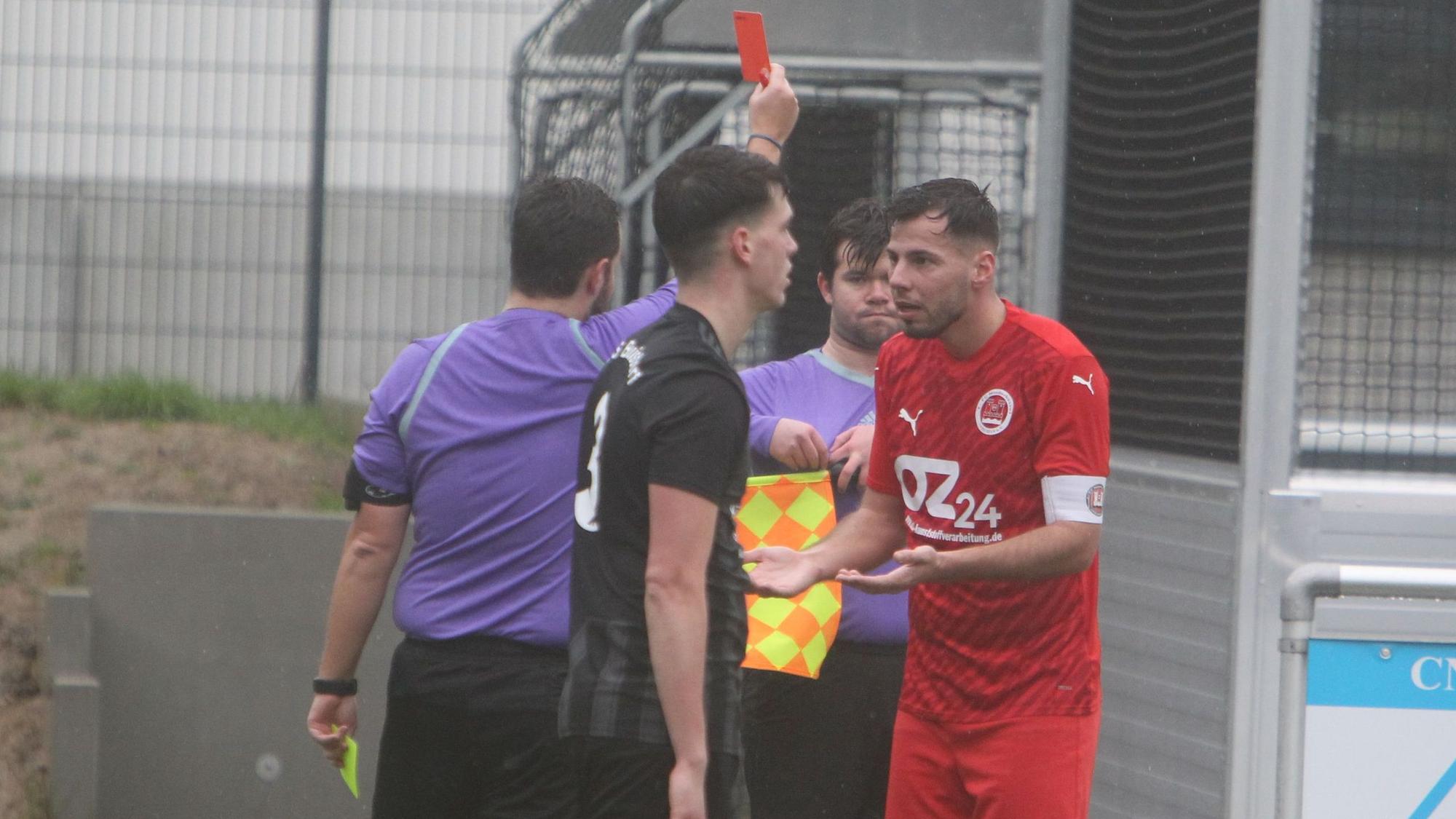 Anel Tabakovic vom 1. FC Niederkassel sieht „Rot“.