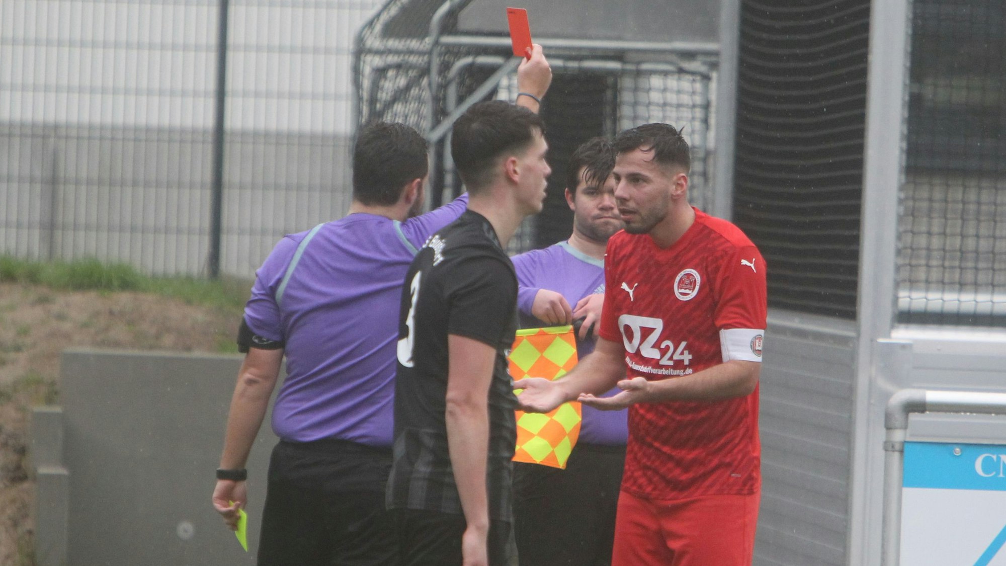 Anel Tabakovic vom 1. FC Niederkassel sieht „Rot“.