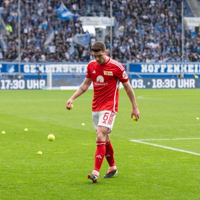 Fans werfen Tennisbälle auf das Spielfeld, hier beim Spiel zwischen Union Berlin und Hoffenheim, um gegen den geplanten Investoreneinstieg bei der DFL zu protestieren.